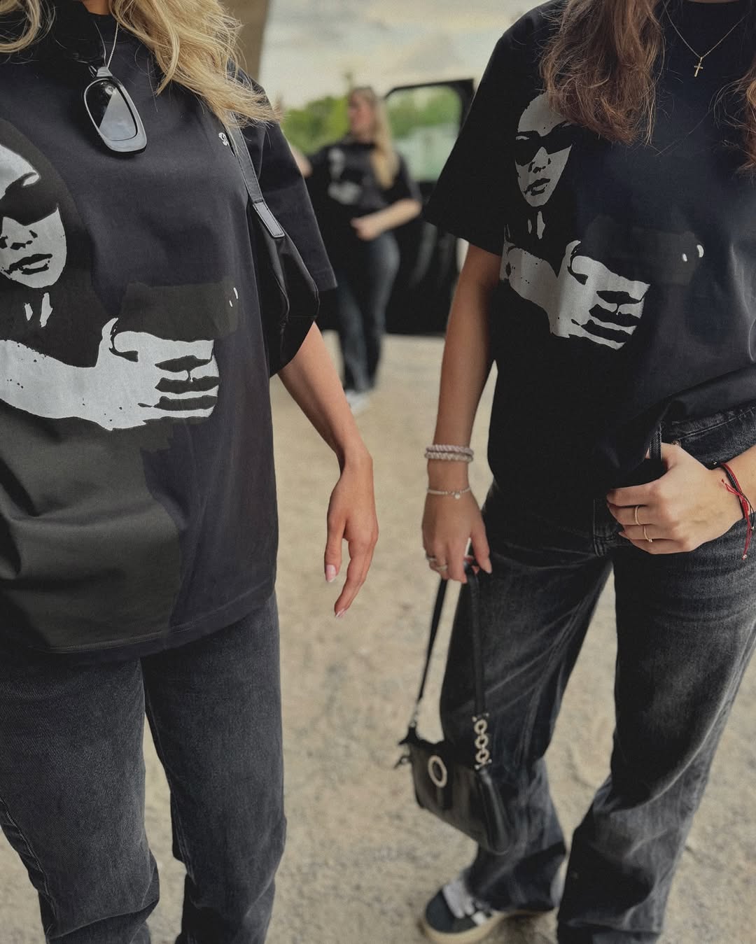 Close up Foto vom T-Shirt: "WEAPONIZED WOMEN"